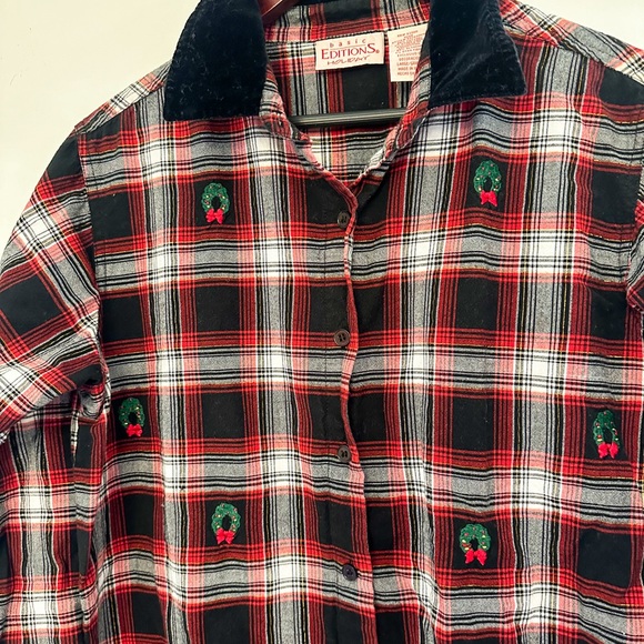 Red plaid Christmas wreath button up shirt. - Picture 4 of 5